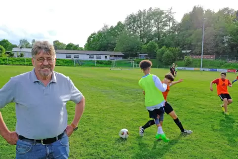 TuS-Jugendleiter Harald Nentwig (links) freut sich riesig, dass die C-Junioren der Jugend-Spielgemeinschaft TuS Wattweiler/JSG S