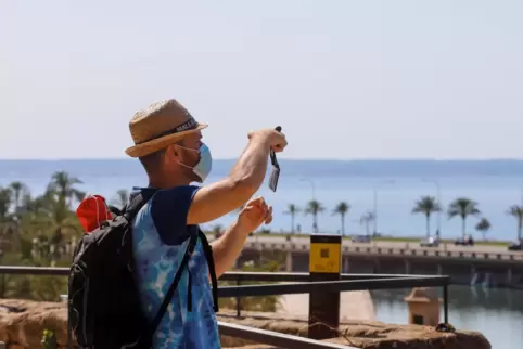 Die Reiseunternehmen stellen fest: Sonnenhungrige geben teilweise mehr Geld aus für die schönsten Wochen des Jahres. 