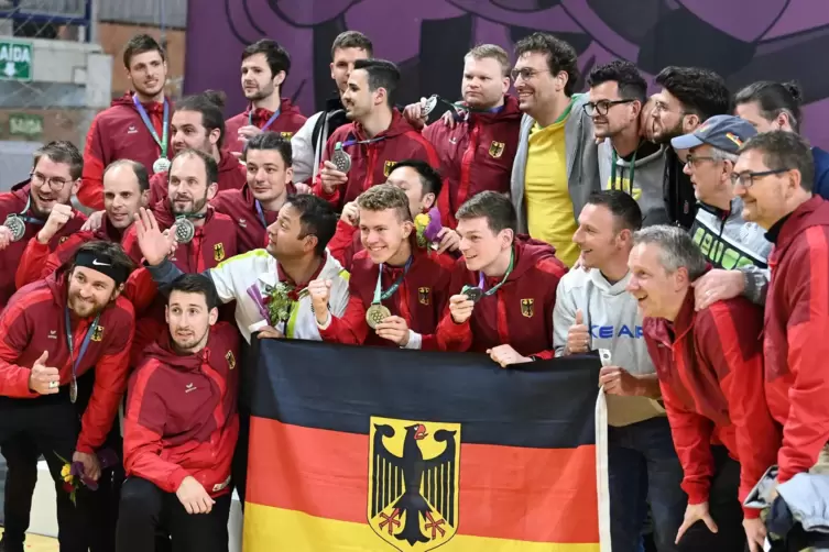 Die Freude überwog sichtbar bei den deutschen Gehörlosen-Handballern nach der Finalniederlage gegen Kroatien und dem Gewinn der 