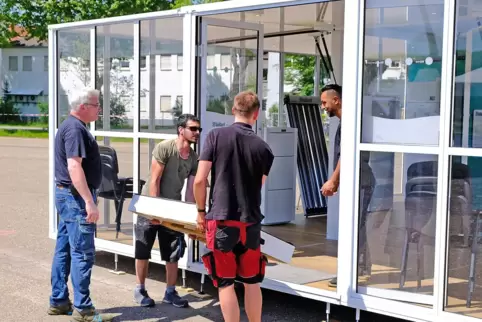 Peter Theisinger, Hasan Uslu, Sami Berisha und Robert Komandera (von links) beim Aufbau des Messepavillons.