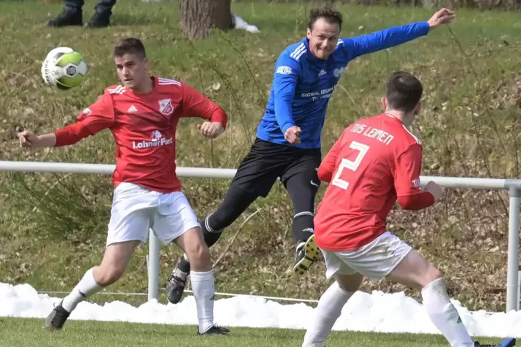 Spielertrainer von Tabellenführer SG Heltersberg/Geiselberg: Lars Groth (in Blau), hier beim „Schneespiel“ im April gegen Leimen