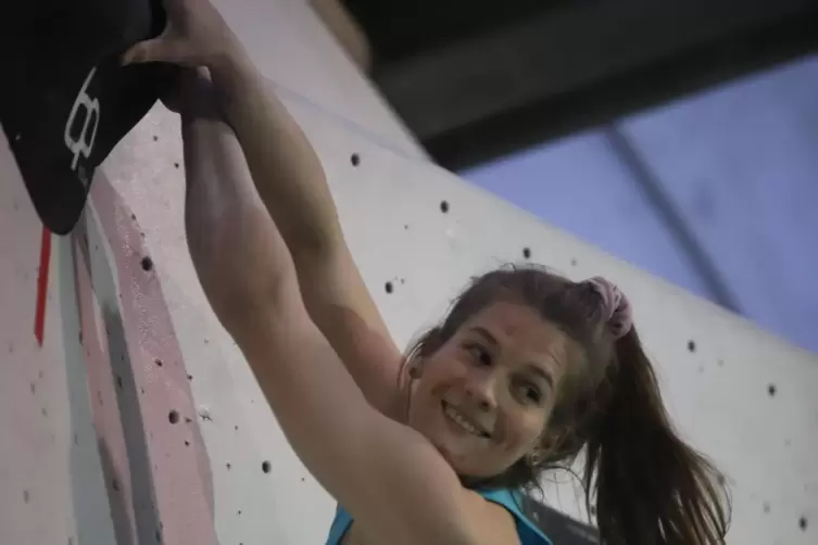 Liebt Herausforderungen und mag steile Wände: Florence Grünewald in ihrem „Heimstadion“, der Kaiserslauterer Boulderhalle RockTo