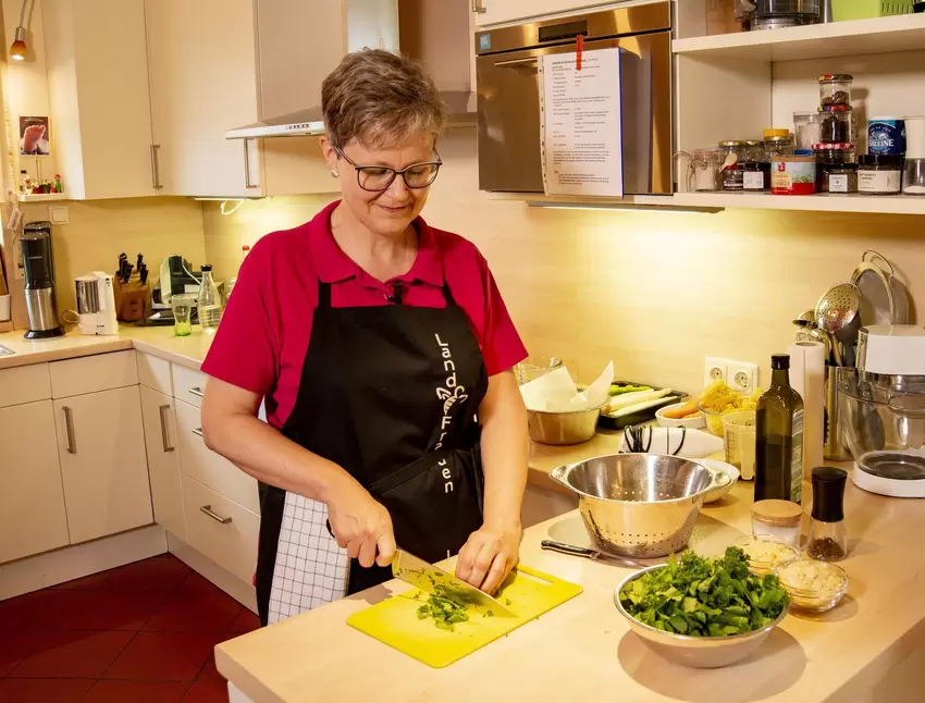 Zuerst werden Rucola und Peteresilie grob gehackt. Außerdem werden die Mandeln geröstet.