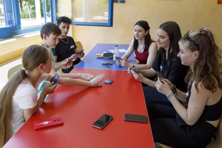 Spaß beim Spiel: Die ukrainischen Schüler und ihre Betreuer lenken sich beim Kartenspielen von den Sorgen des Alltags ab. 