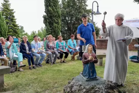An der Lourdes-Grotte: Doris Heiner segnet die Heiligenfigur. 