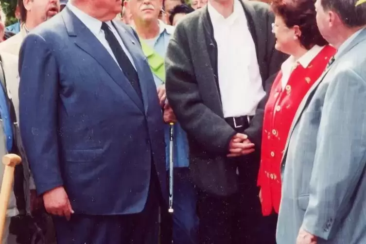 Helmut Kohl habe jeden Autogrammwunsch erfüllt und für Fotos posiert, erinnert sich Bernd Rose (rechts).