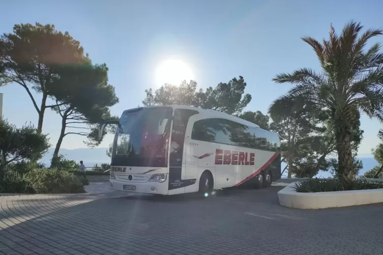Auch die R&auml;der der Reisebusse k&ouml;nnen wieder rollen, hier einer der Busse aus der Eberle-Flotte. 