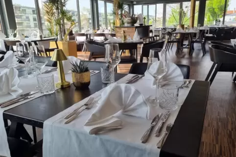 Restaurant mit Ausblick: das „neue“ Rays am Yachthafen. Restaurant mit Ausblick: das „neue“ Rays am Yachthafen.
