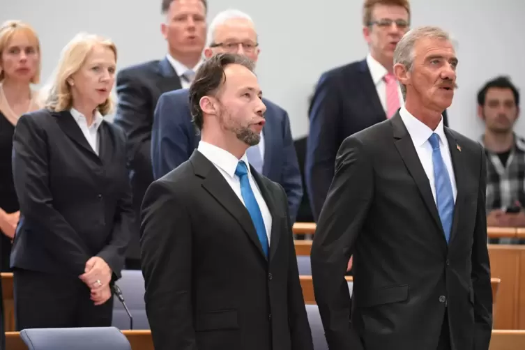 Beim Absingen der Nationalhymne im Landtag: Jan Bollinger (links) neben dem damaligen Partei- und Fraktionschef Uwe Junge. 