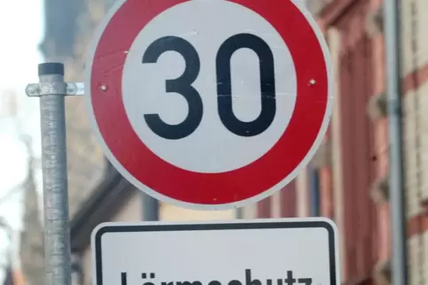Landauer Straße: Tempo 30 angeordnet. Landauer Straße: Tempo 30 angeordnet.