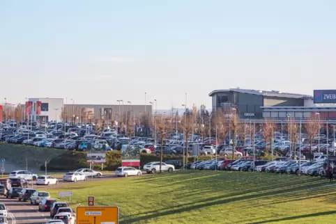 An verkaufsoffenen Sonntagen – hier im Dezember 2019 – drängen schon mal 40.000 Besucher und mehr ins Outlet Zweibrücken. 