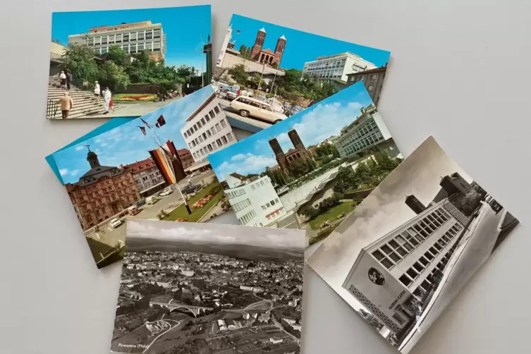 Im Alten Rathaus gibt es noch alte Postkarten von Pirmasens. Foto: kka