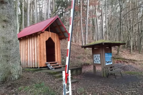 Gewandert wird auf dem Kröpper Themenwanderweg Schmugglerpfad, wo an der Grenze zu Frankreich ein ehemaliges Zöllnerhäuschen nac