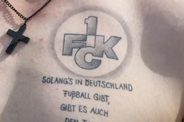 Dennis Koch bekennt Farbe auf seiner Brust.
