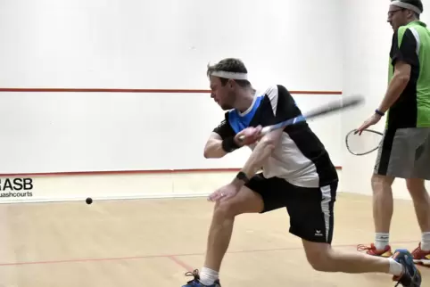 Markus Herrmann (beim Schlag) und der SC Rhein-Neckar wollen in Zweibrücken die Tabellenführung verteidigen. 