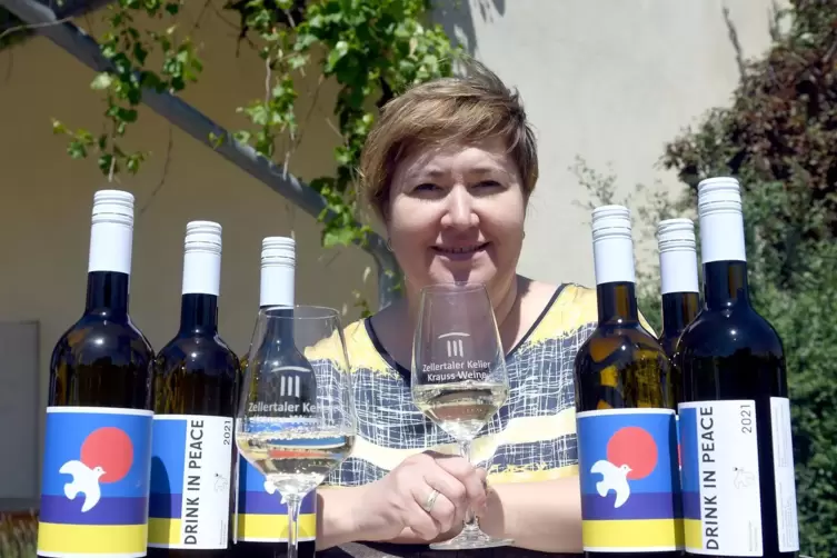 Das Etikett des Spendenweins ist von den Farben der ukrainischen und der russischen Flagge inspiriert. 