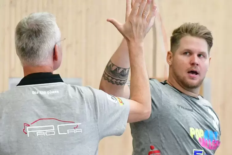Auch Kreisl&auml;ufer Kevin Knieps (rechts) verl&auml;sst den SV 64.