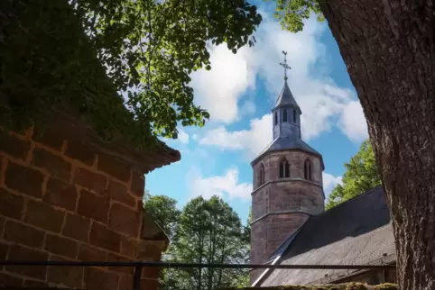 Der geheimnisvolle Achteckturm der Dorfkirche erinnert an die Form der Krone der salischen Kaiser.