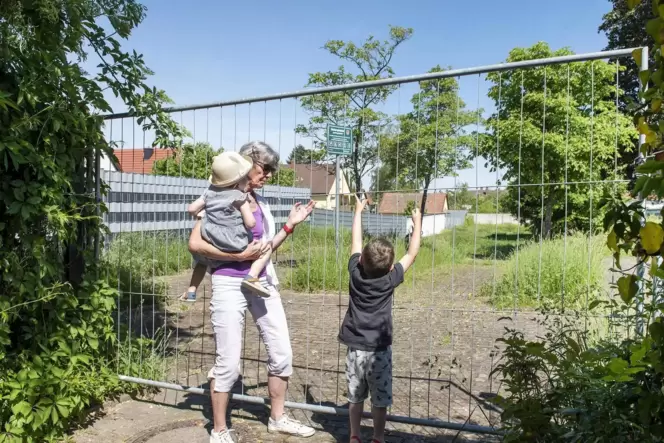 In der Karl-Popp-Straße versperrt seit drei Jahren ein Bauzaun den Weg zum Spielplatz.