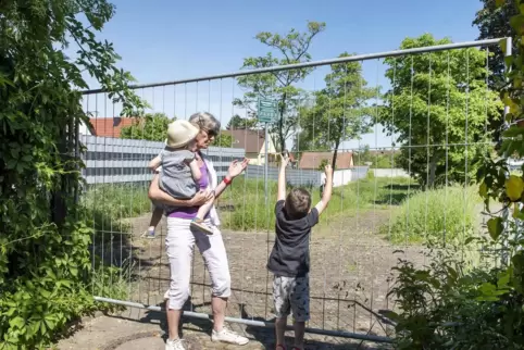 In der Karl-Popp-Straße versperrt seit drei Jahren ein Bauzaun den Weg zum Spielplatz.