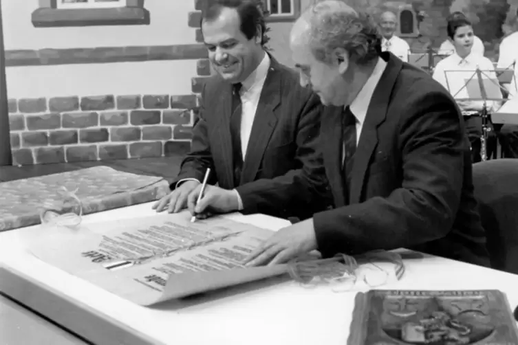 Festakt vor 31 Jahren: Am 11. Mai 1991 unterzeichnen Julius Divivier und sein Max&eacute;viller Amtskollege Henri Begorre die Partnersc