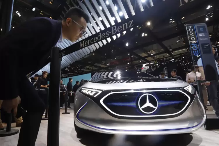 Ein Mann informiert sich am Stand des Autoherstellers Mercedes während der Automesse in Peking.