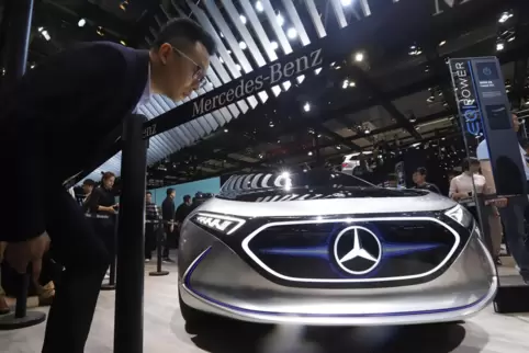 Ein Mann informiert sich am Stand des Autoherstellers Mercedes während der Automesse in Peking.