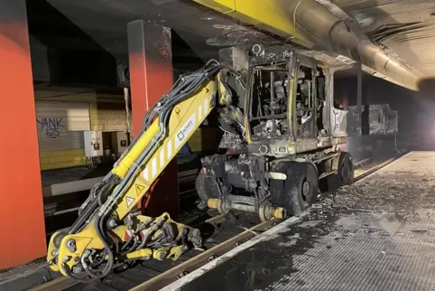 Ausgebrannt: der Bagger im C-Tunnel unter dem Rathaus. 