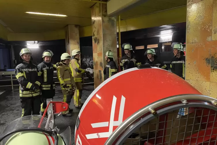 Mit Ventilatoren wurden die Tunnel entl&uuml;ftet.