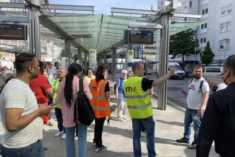 RNV-Personal informiert die Fahrg&auml;ste am Berliner Platz &uuml;ber Umleitungen. 