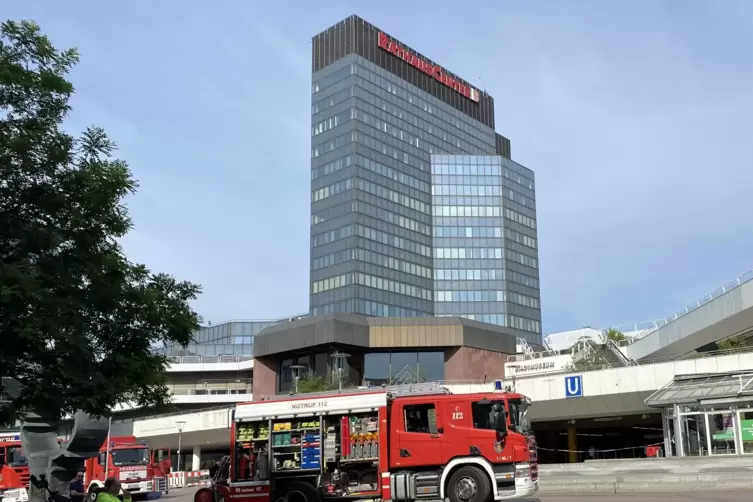 Hier ist der Eingang zu den unterirdischen Haltestellen. 