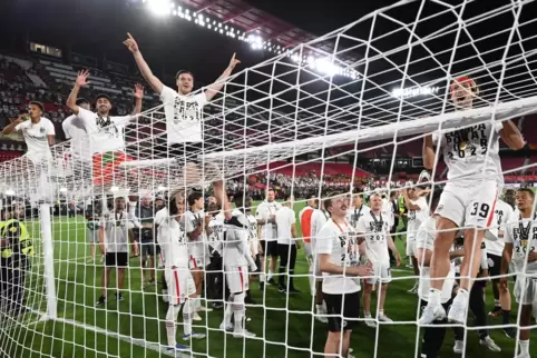 Freude pur: Spieler der Eintracht nach dem Triumph in Sevilla.