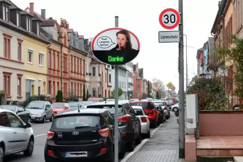 Viele geparkte Autos und immer wieder Geschwindigkeitsüberschreitungen: Landauer Straße. Viele geparkte Autos und immer wieder Geschwindigkeitsüberschreitungen: Landauer Straße.