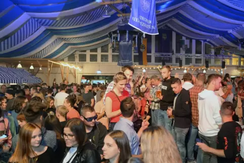 Stets gut gefüllt: das Festzelt, hier beim letzten Andechser Bierfest 2019.