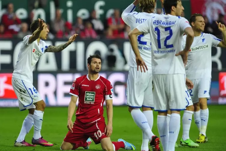 Relegationsrückspiel am 26. Mai 2013 im Fritz-Walter-Stadion. Albert Bunjaku ist zu Boden gegangen, die Hoffenheimer protestiere