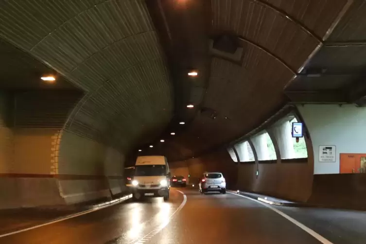 Zehn mögliche Varianten gibt es für den vierspurigen Ausbau des B10-Tunnelabschnitts bei Annweiler. 