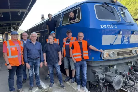 Elf Spezialisten aus Sachsen (rechts deren Chef Martin Engwicht, im Hintergrund PWV-Chef Günter Breiner) halfen mit, den liegeng