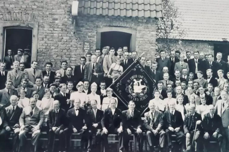 1952 feierte der MGV Eintracht vor dem Gasthaus „Zum Schwanen" sein 80-jährige Jubiläum. 