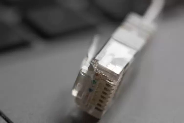 LAN-Kabel: Mit Glasfaser flutscht’s im Internet schneller.