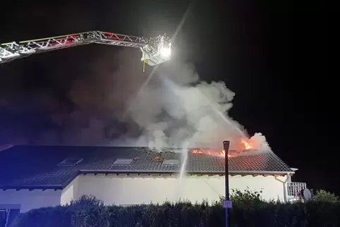 Feuerwehrleute arbeiteten unter anderem mit einer Drehleiter. 