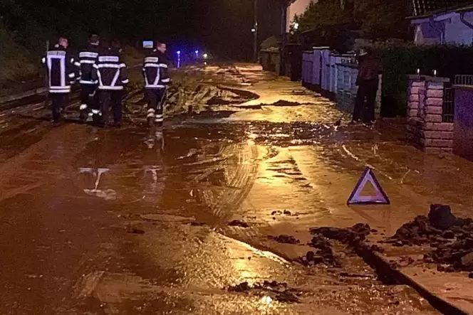 Mit schweren Maschinen wird die Straße nach Oberauerbach geräumt.