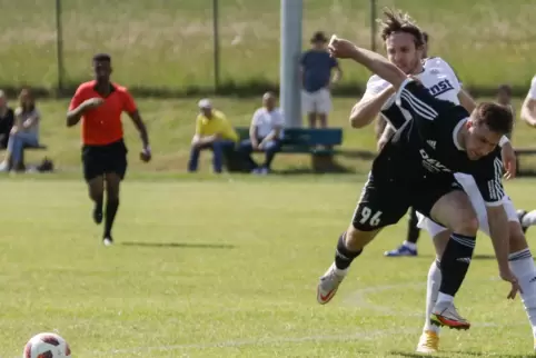 Jonas Krautschneider ist vor Zweibrückens Maximilian Decker am Ball. 