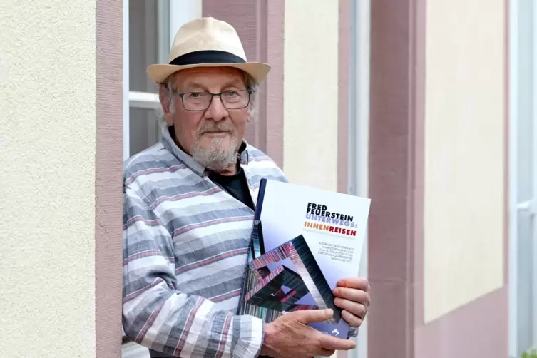 Fred Feuerstein: Hier mit dem Buch über ihn vor seinem Refugium im Kulturhof Flachsgasse.
