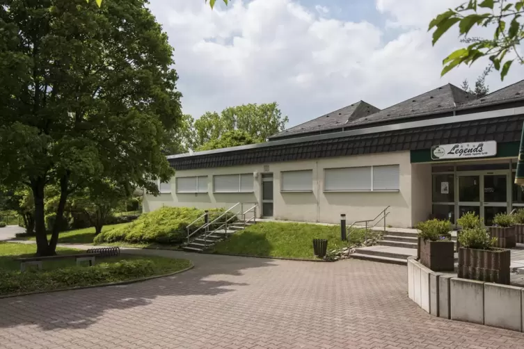 Jetzt per Eilentscheid: Unter anderem hätte der Gemeinderat über eine neue Nebeneingangstür der Sulzbachhalle in Kottweiler-Schw