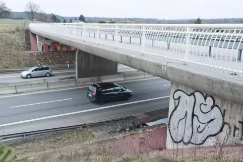 Steine, Holzblöcke, Rundhölzer, ein Rollwagen und eine Bank: An der Brücke der A63 bei Mehlingen landen immer wieder gefährliche