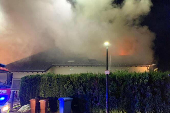 In Riedelberg brannte ein Wohnhaus. Zuvor schlug ein Blitz ein.