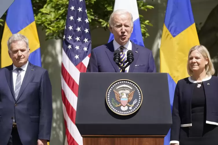 US-Präsident Joe Biden (Mitte) spricht im Rosengarten des Weißen Hauses. Neben ihm: die schwedische Ministerpräsidentin Magdalen