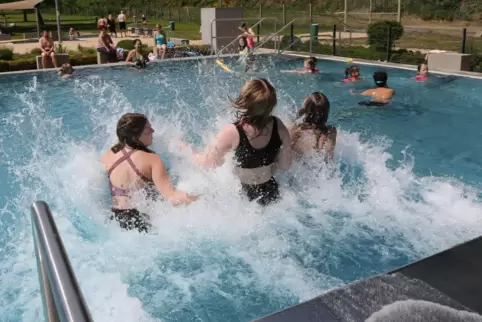 Bei strahlendem Sonnenschein eröffneten Rüllbergbad (im Bild) sowie Königsberg-Freibad am Samstag.