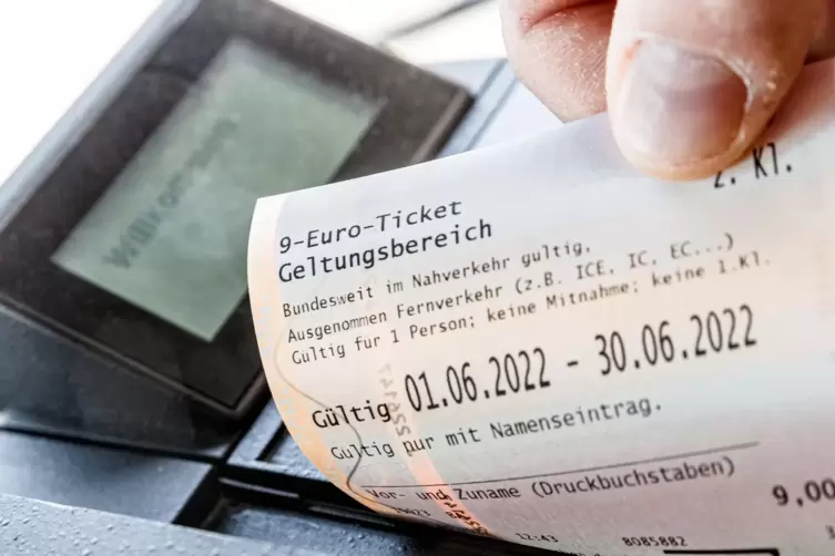 Ab Montag in VLL-Bussen im Vorverkauf: das Neun-Euro-Ticket.