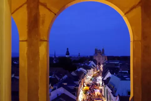 Stimmungsvoll am Abend: die Kaisertafel vom Altpörtel gesehen. Stimmungsvoll am Abend: die Kaisertafel vom Altpörtel gesehen.